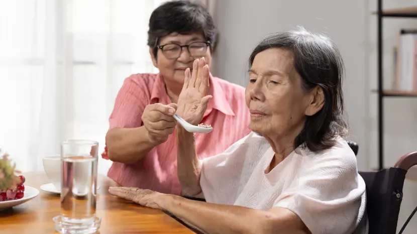 留意長輩是否變得更疲倦、走路變慢或情緒低落，並以溫和方式提出陪同就醫的建議。