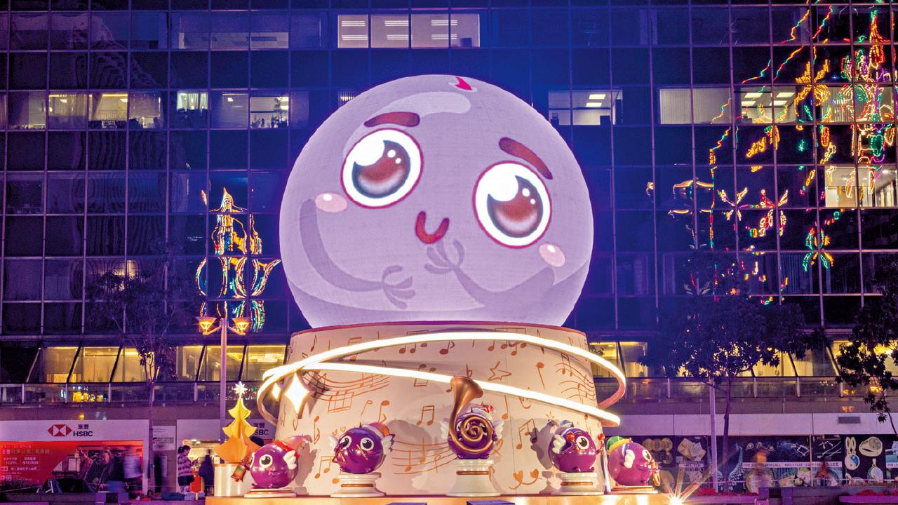 5.5米高「百變提子水晶球」照亮尖東 警方冀增防騙意識