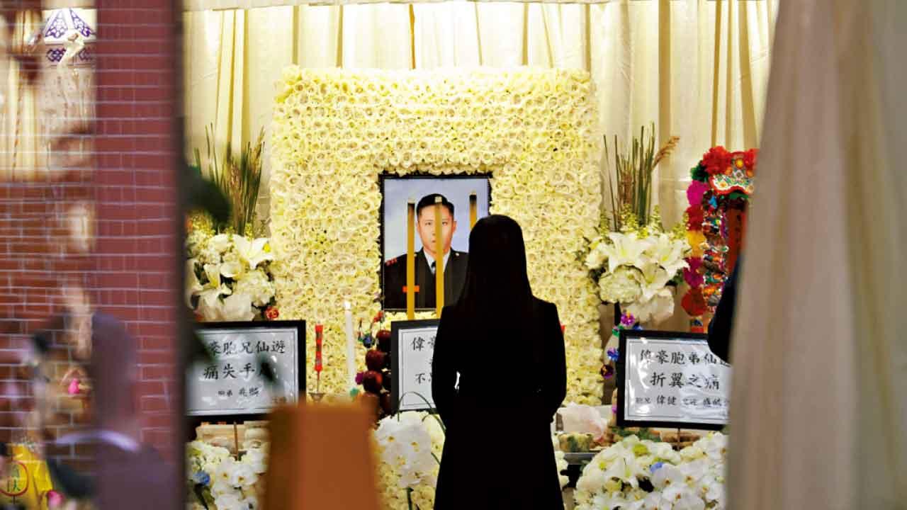 靈堂白花海 官員紛致哀 殉職何偉豪今最高榮譽出殯
