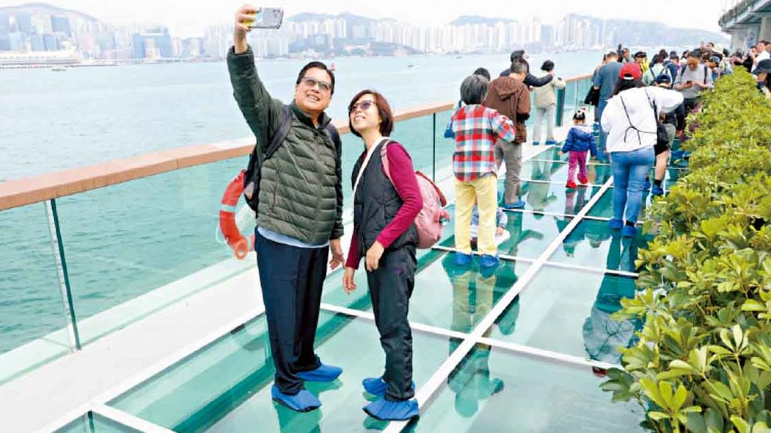 東岸板道東段開放 市民步行玻璃觀景台感新奇