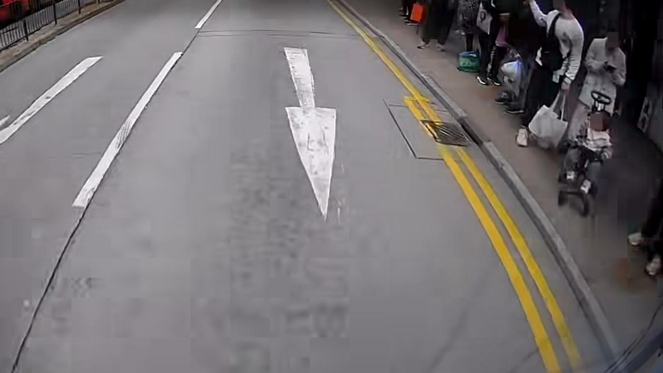 荃灣發生驚險意外，一輛嬰兒車溜前出馬路遭巴士撞倒。（fb「車cam L（香港群組）」圖片）