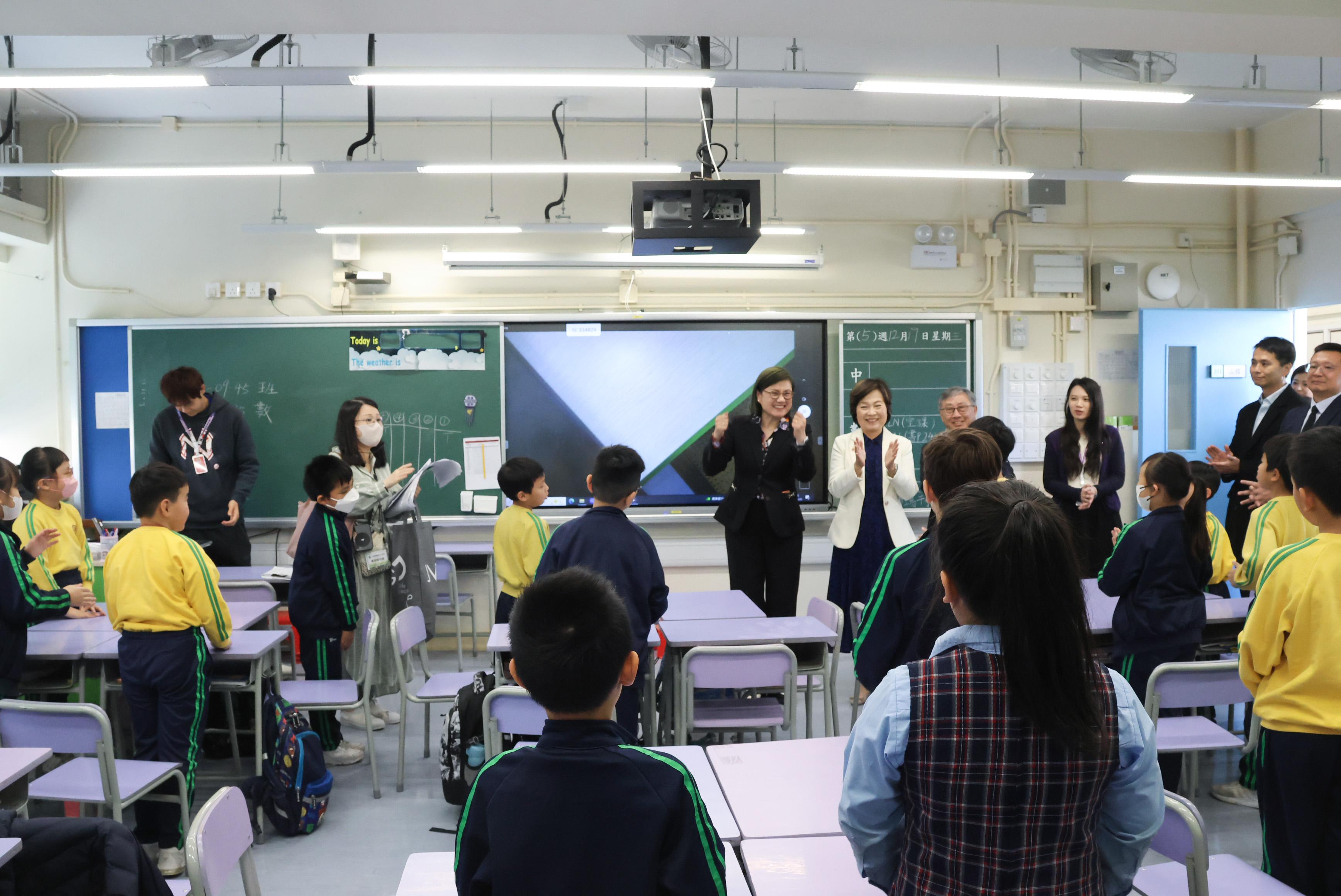 大埔浸信會公立學校同學在大埔官立小學校舍上課，蔡若蓮了解復課具體安排。(教育局)