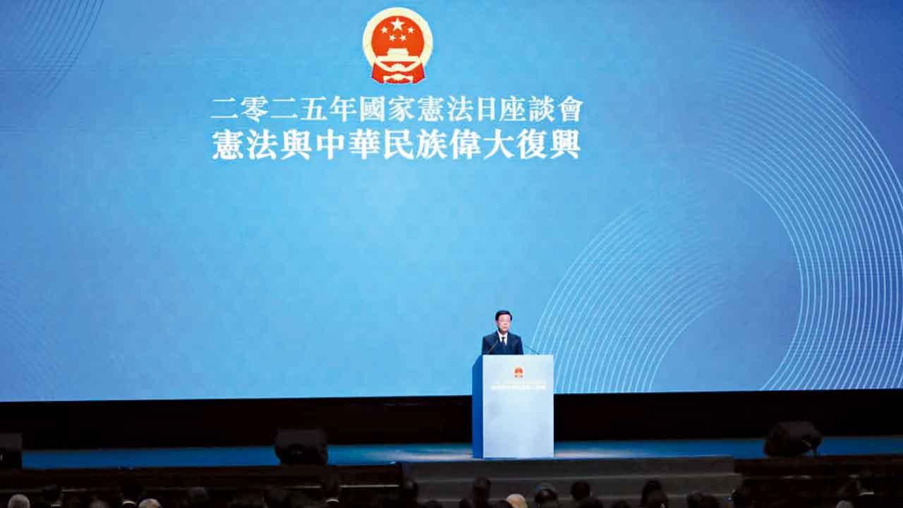 國家憲法日座談會前為宏福苑死者默哀 李家超︰火災使我更相信憲法精神及法治