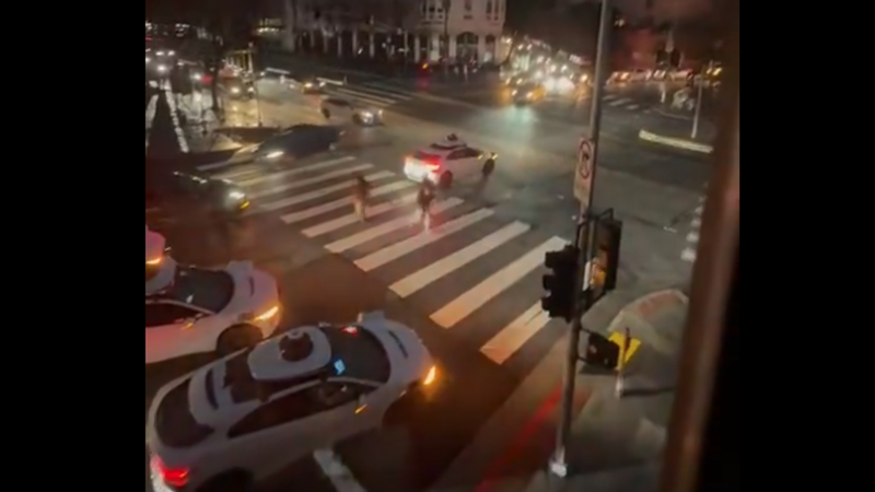 三藩市大停電交通燈失靈 多輛無人駕駛的士「迷失」停路中央(有片)