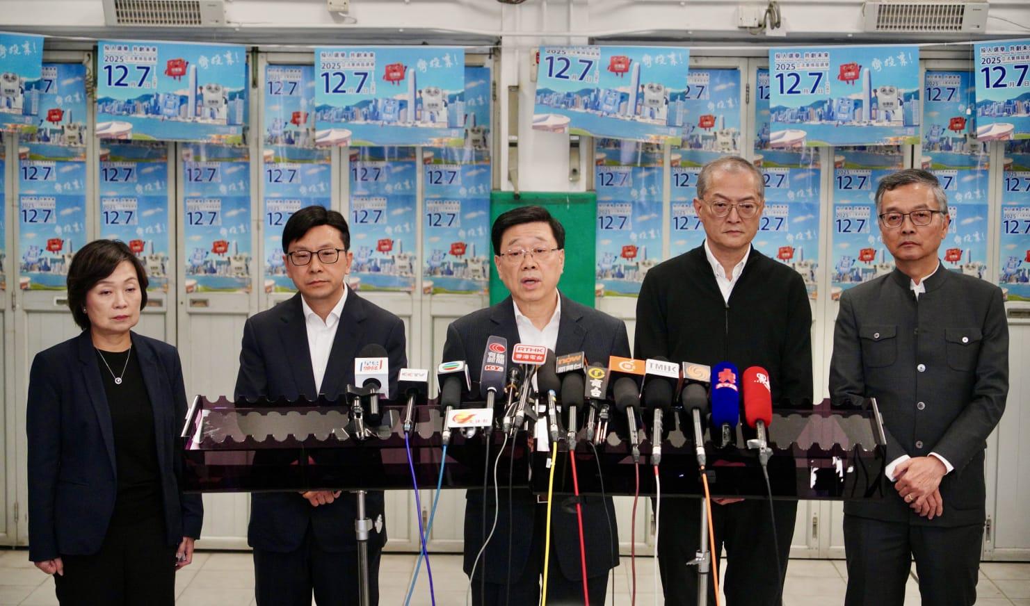 大埔宏福苑五級火，行政長官李家超聯同多名官員今日到梁顯利油麻地社區中心，視察由非政府機構提供的24小時18111情緒通熱線運作，與前線輔導人員傾談。