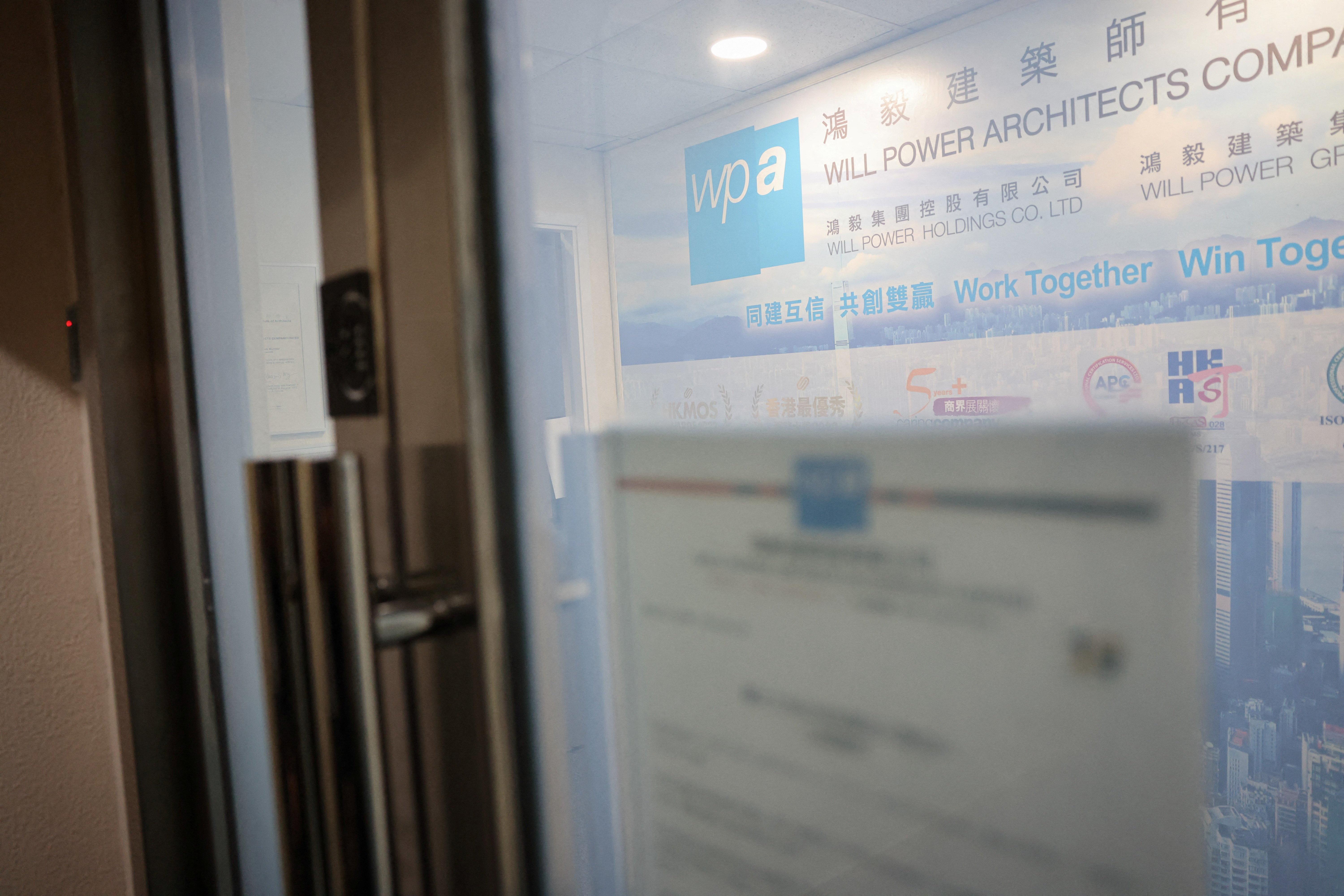 大埔宏福苑五級火釀百多人罹難，廉政公署就大維修工程展開貪污調查，日前拘捕工程顧問公司「鴻毅建築師有限公司」兩名董事，並到他們的辦公室和住所檢獲相關工程文件及銀行紀錄。(路透社)