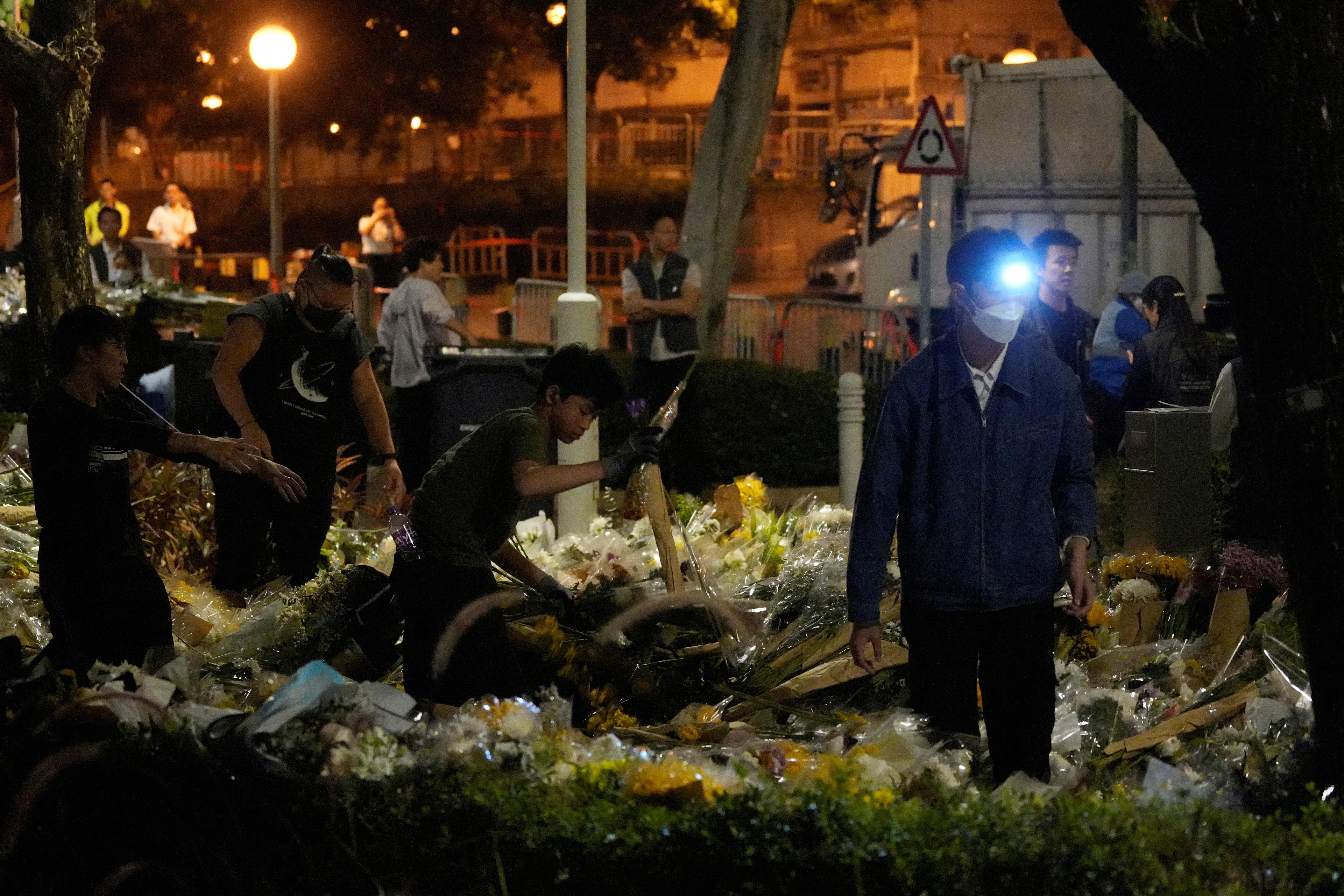 大埔宏福苑五級火，火災後宏福苑附近的廣福休憩處成為悼念區，供獻花及折紙鶴悼念死難白，至今日（8日）早上，悼念處已清場。(路透社)