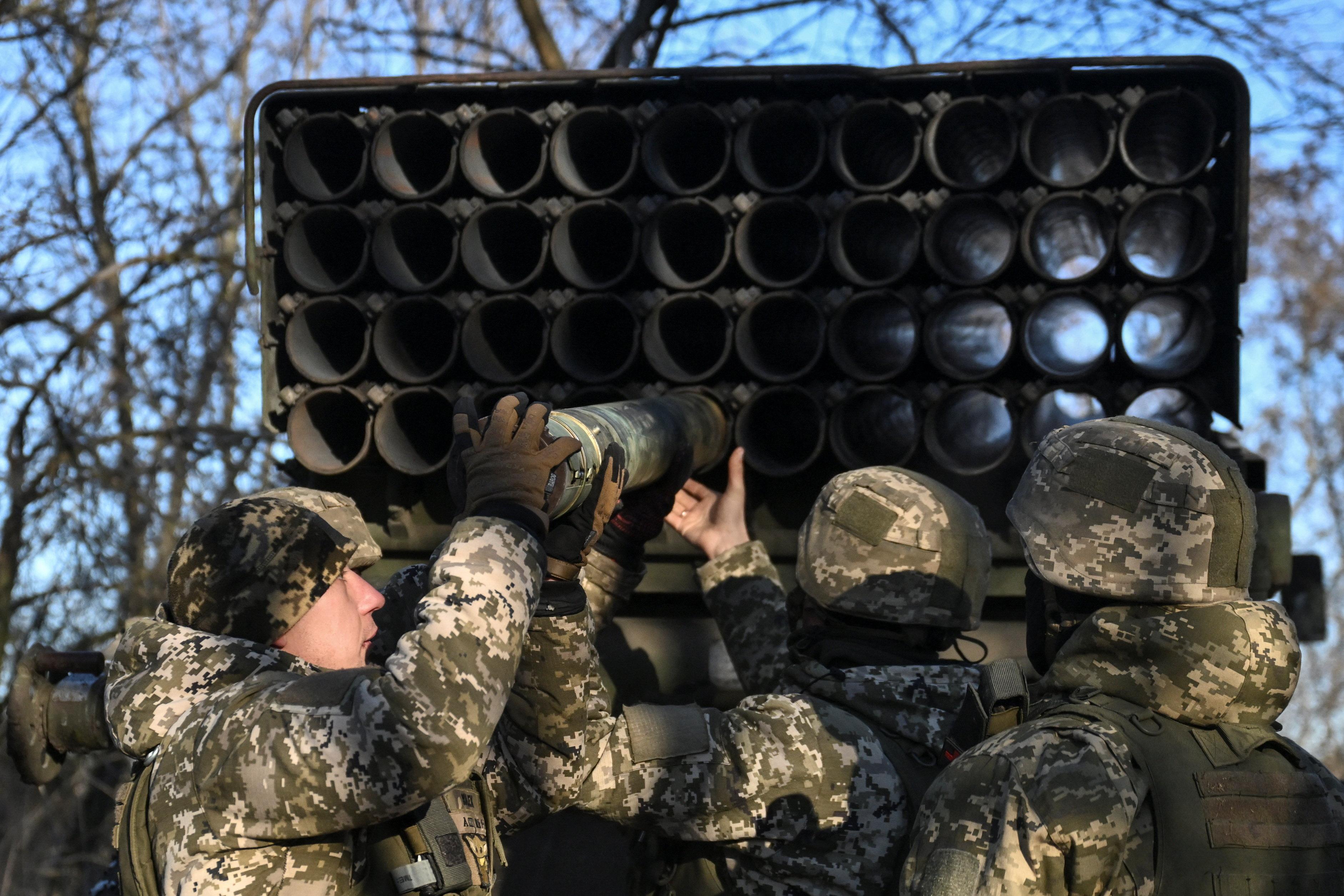 俄烏戰爭持續，烏克蘭軍隊於前綫與俄軍激戰。(路透社)