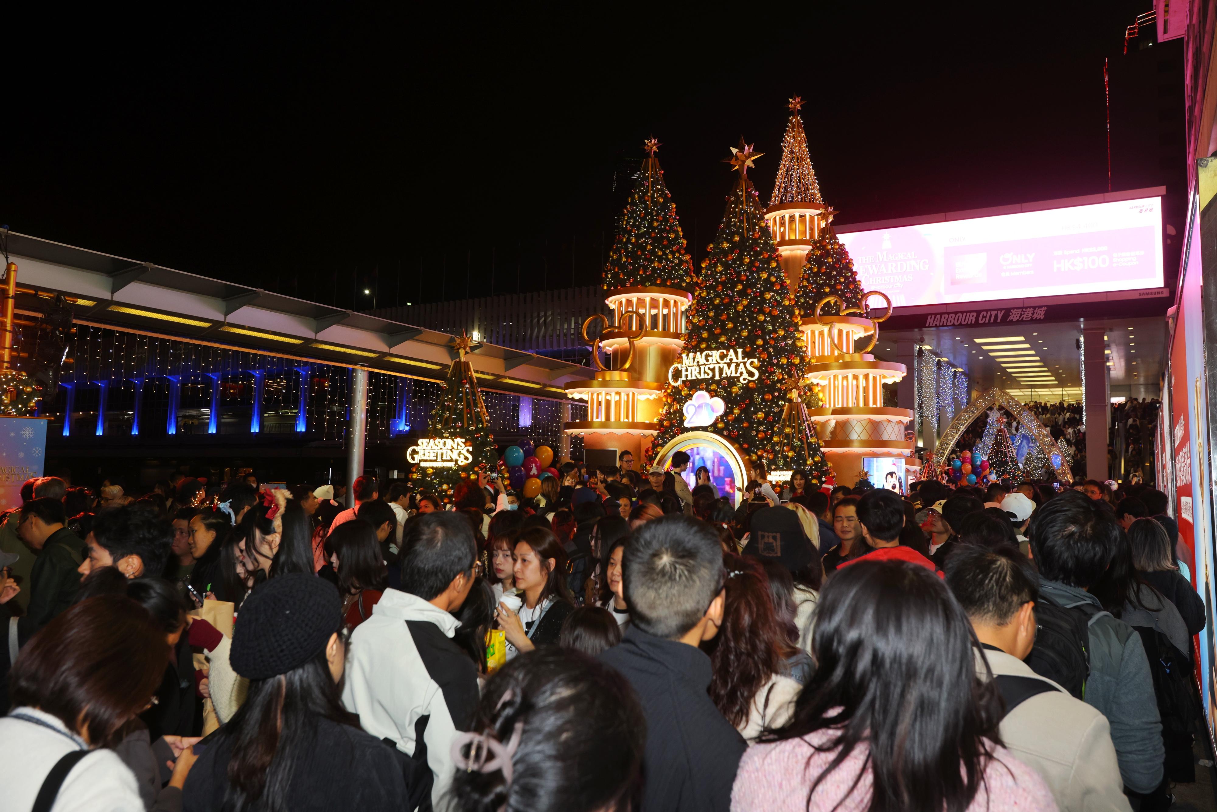 聖誕假期市民及遊客感受節日氣氛。(中通社)