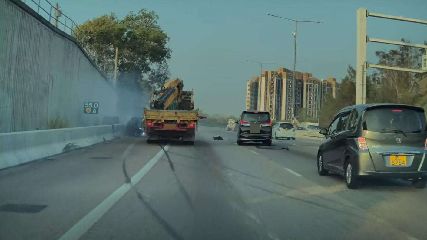 屯門公路發生交通意外。（fb「車cam L（香港群組）」圖片）