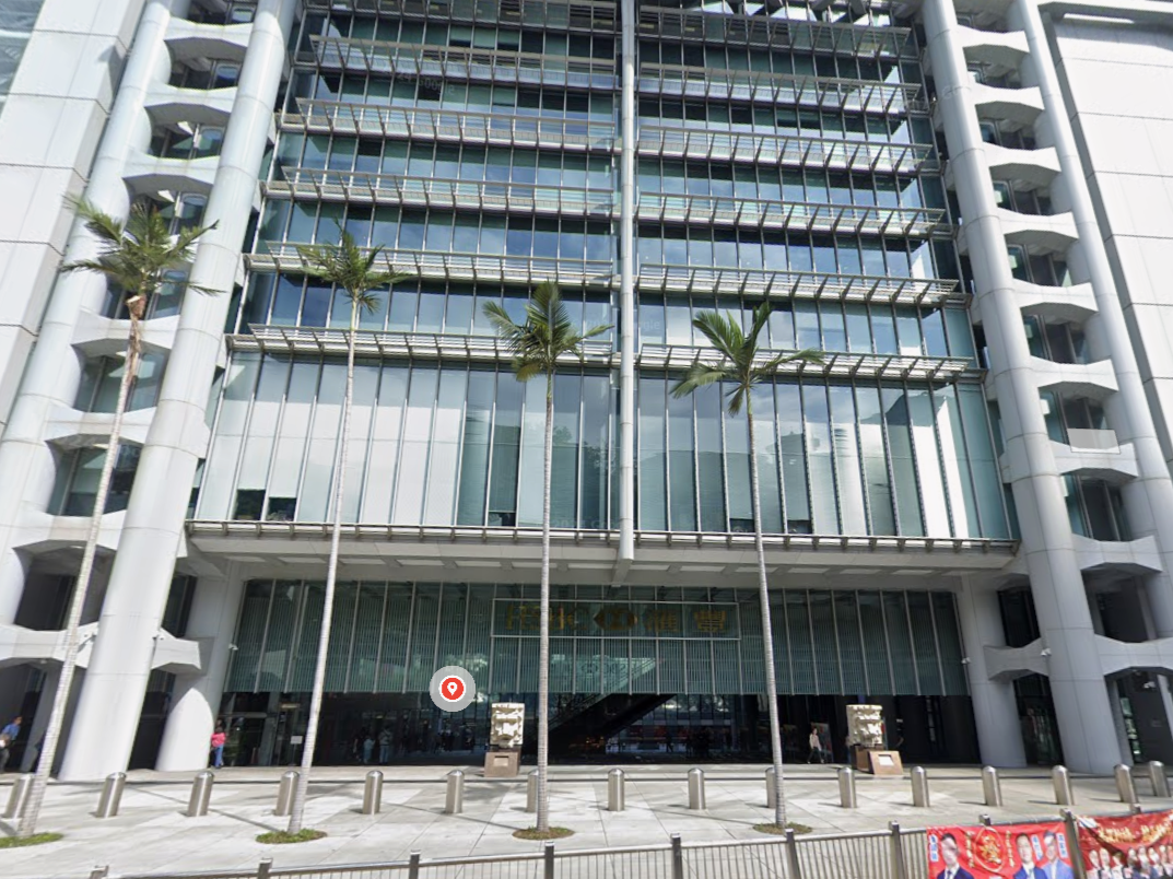 持假銀行卡到中環銀行提款，67歲內地漢被捕。(Google街景截圖)