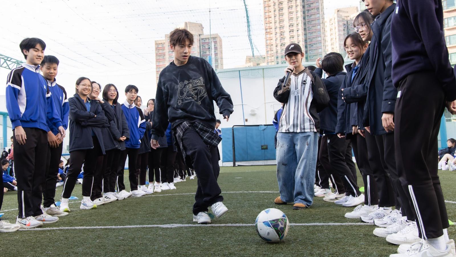 洪嘉豪入校園踢波挑戰百腳傳球 被同學仔問難題分享如何度過空白期