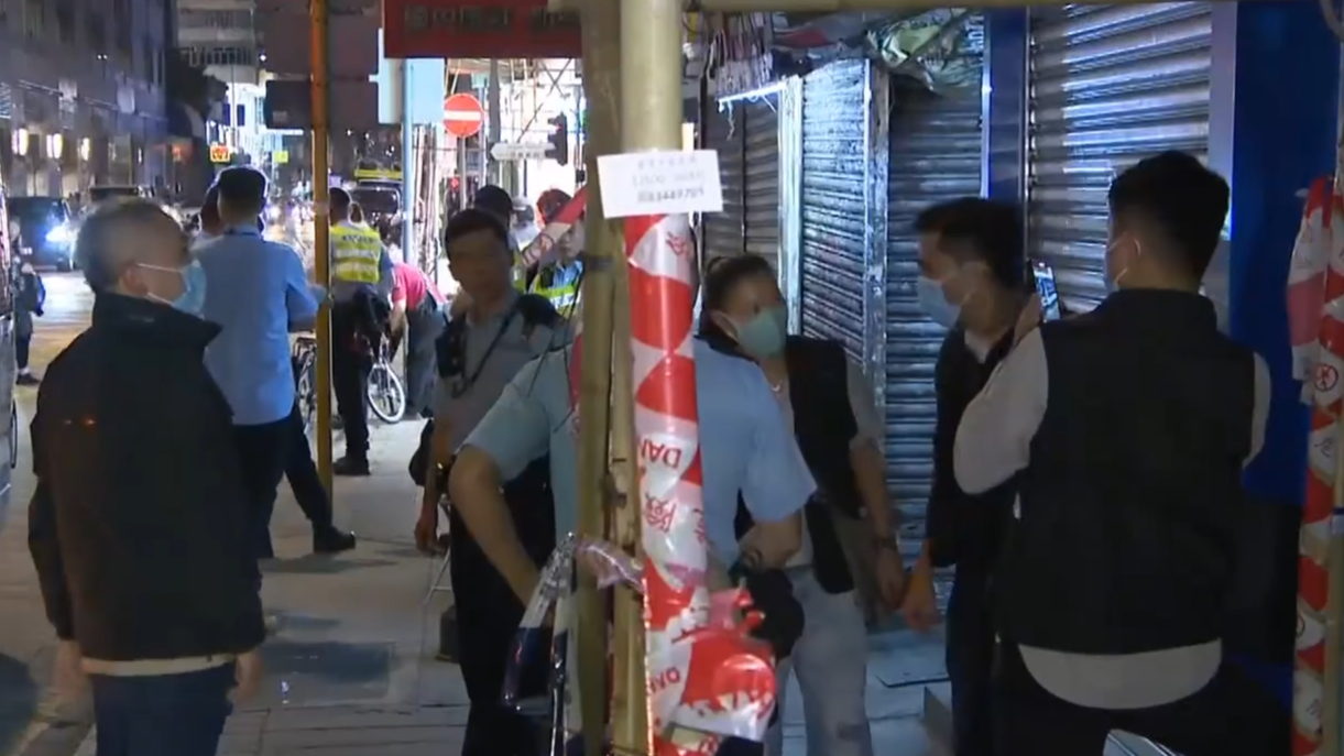 警旺角冚毒窟檢值8.9萬元毒品拘13人，另6人爬窗逃釀1死5傷。(有線新聞截圖)