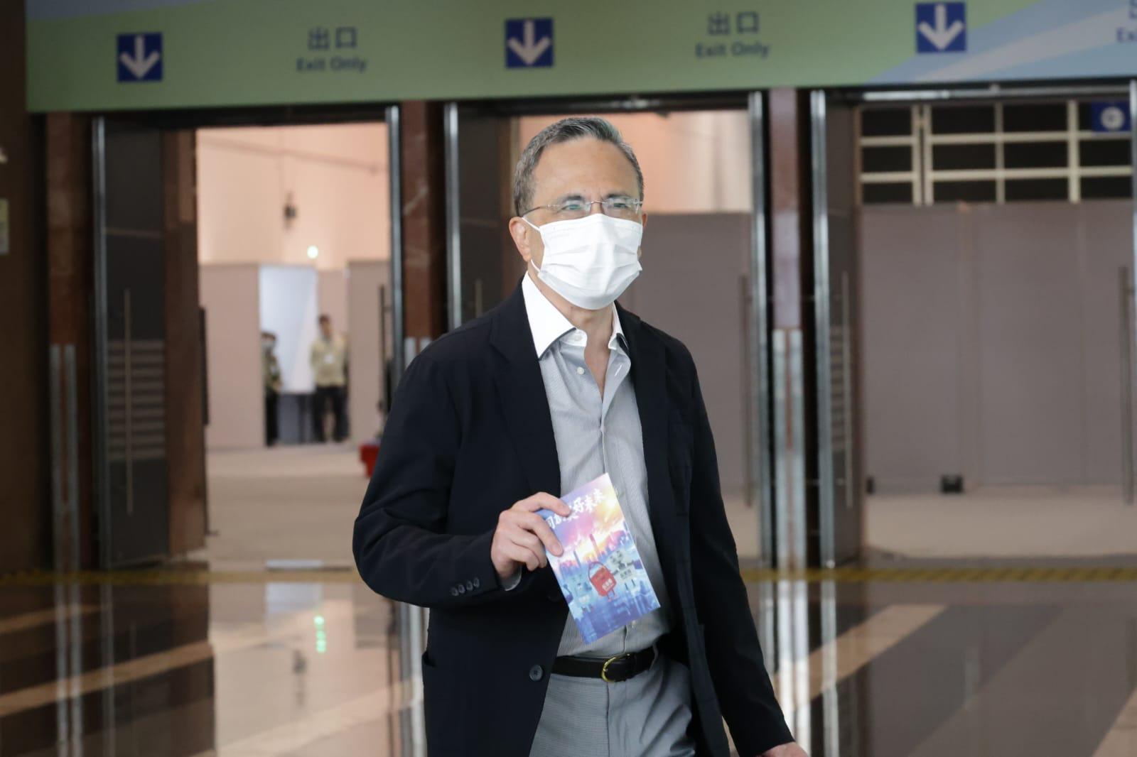 立法會選舉投票，長和主席李澤鉅在兩名保鑣護送下到會展票站。(吳康琦攝)