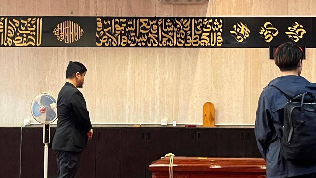 一名在大埔火災殉職的印傭獲運送回鄉安葬，離開前由「毋忘愛」為她舉辦喪禮，范寧(左)亦有出席。(FB專頁「毋忘愛」)