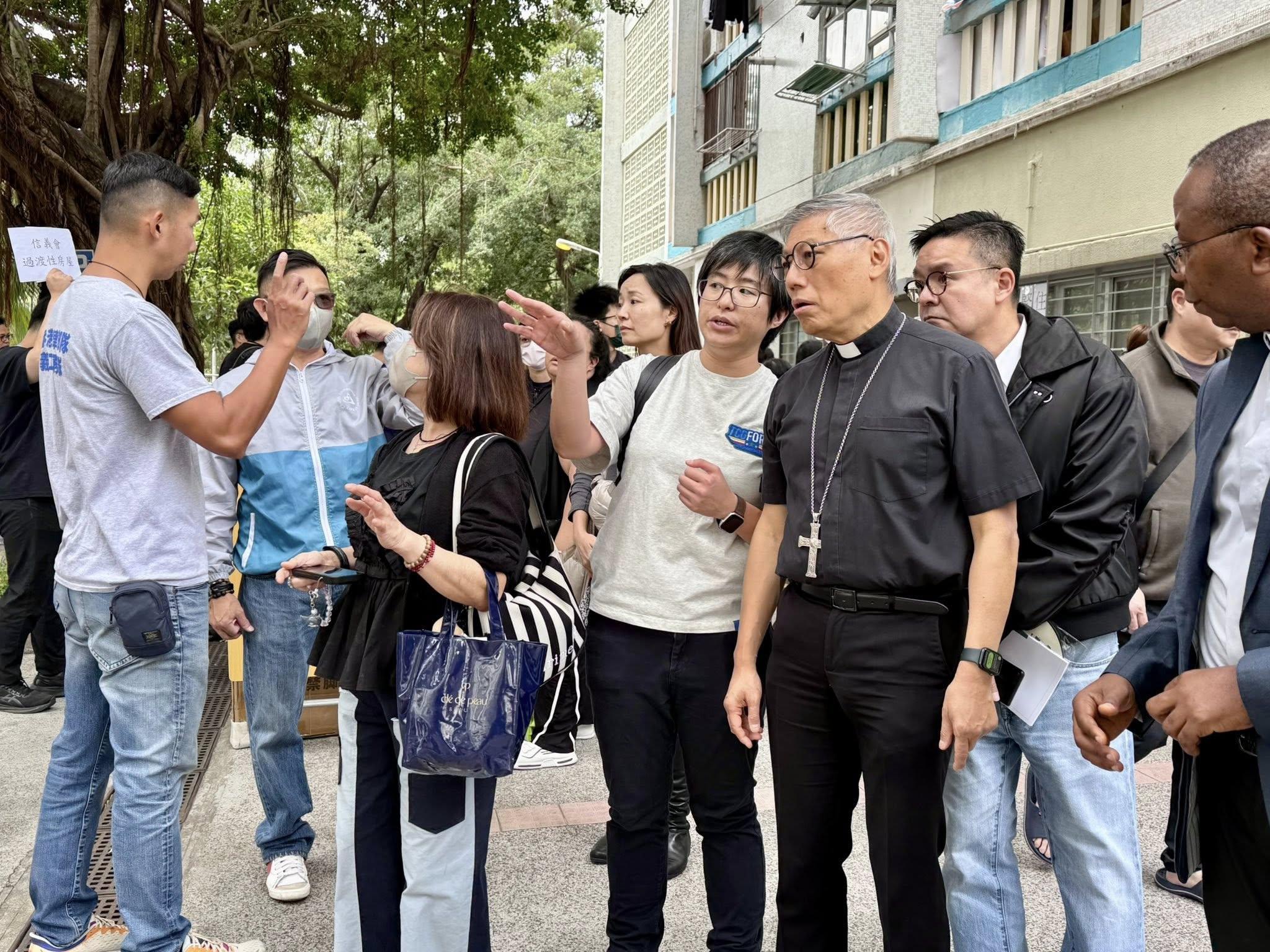 周守仁與多名教會成員前往鄰近宏福苑的廣福休憩處公園探望居民，並一同為災民祈禱。(天主教香港教區媒體「沸點」)