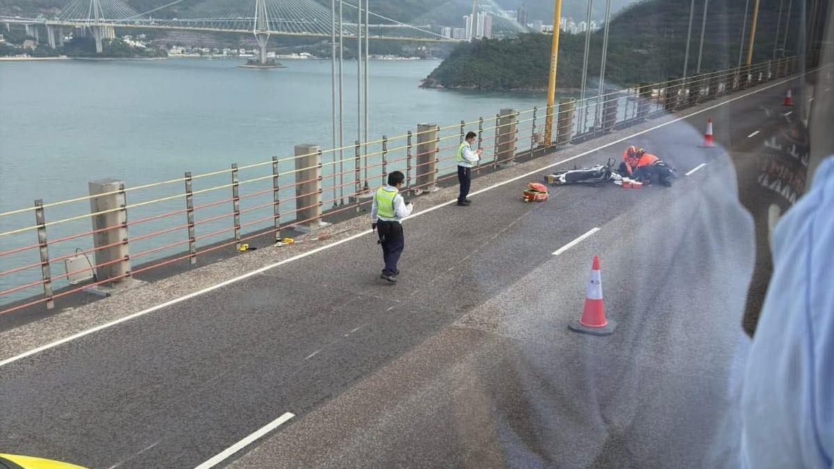 青馬大橋發生車禍。（fb「馬路的事 (即時交通資訊台)」圖片）