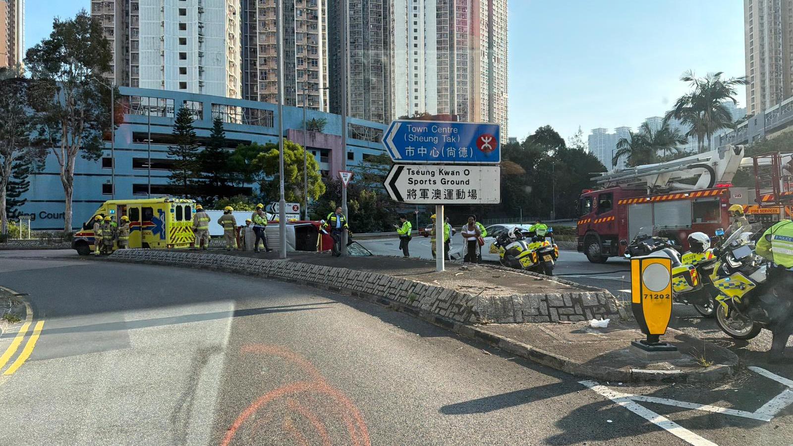 將軍澳迴旋處發生交通意外。（fb「馬路的事討論區」圖片）