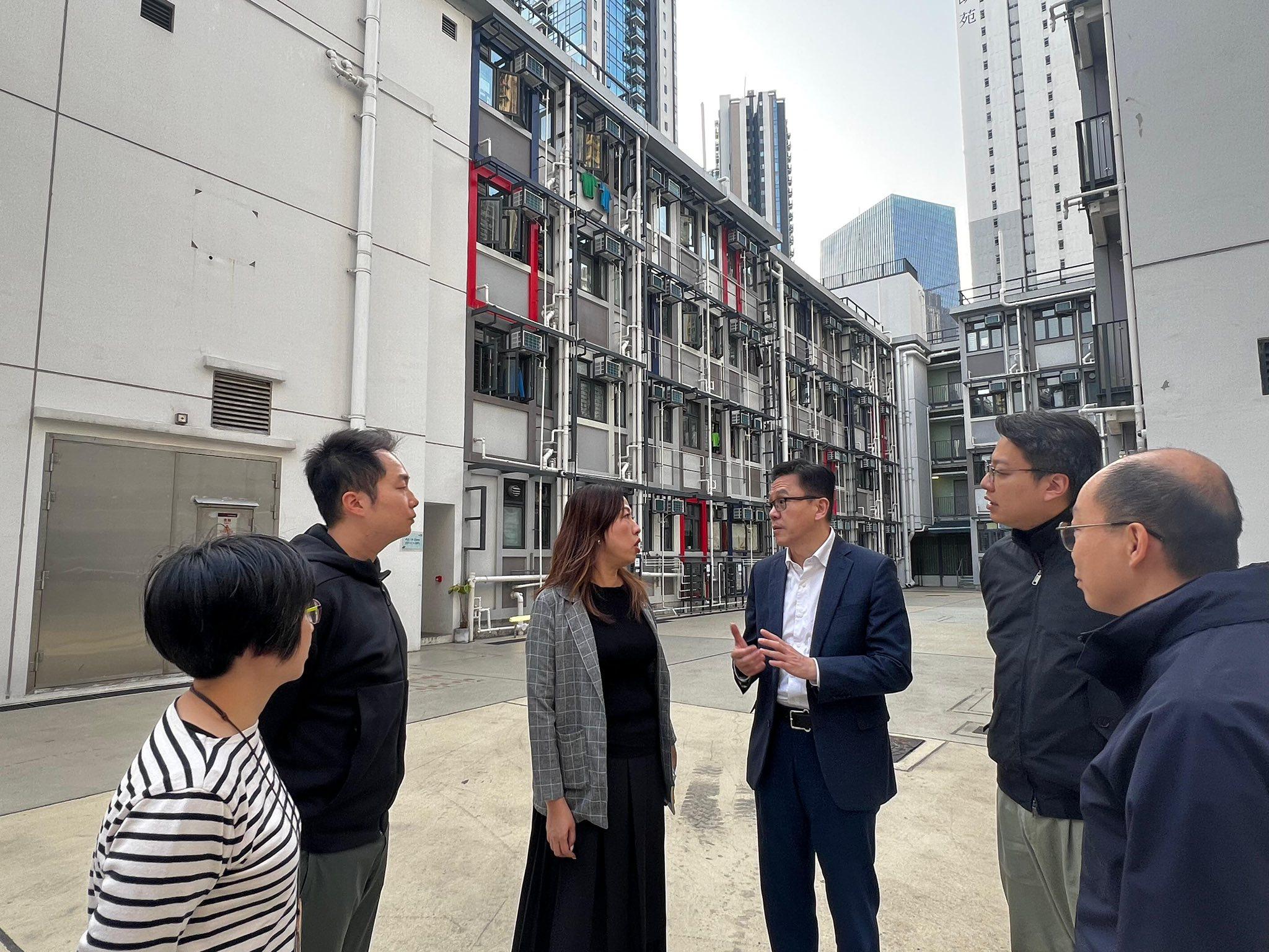 孫東到訪啟德過渡性房屋，了解救災物資捐獻平台運作。(創新科技及工業局Facebook)