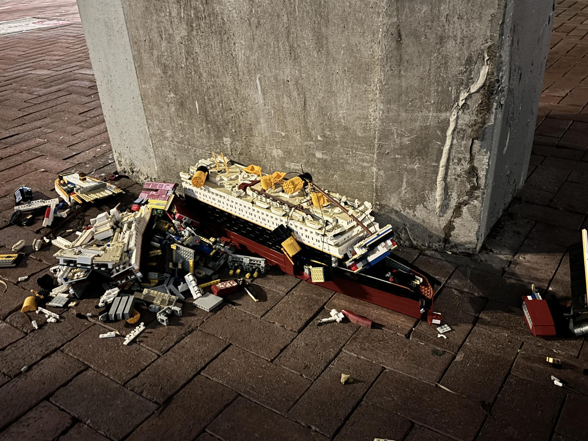 有網民發現有一副鐵達尼號模型竟被棄置於屯門街頭，部份解體受損，隨即有熱心人士前往「打撈」撿走回家「救船」，最終「除咗船身少左一部份，其餘大致都砌得翻」，惟卻發現模型懷疑是「樂拼」出品，即非真正樂高品牌。(facebook群組「Oh Yes! 有野執 (報料群組) 」)