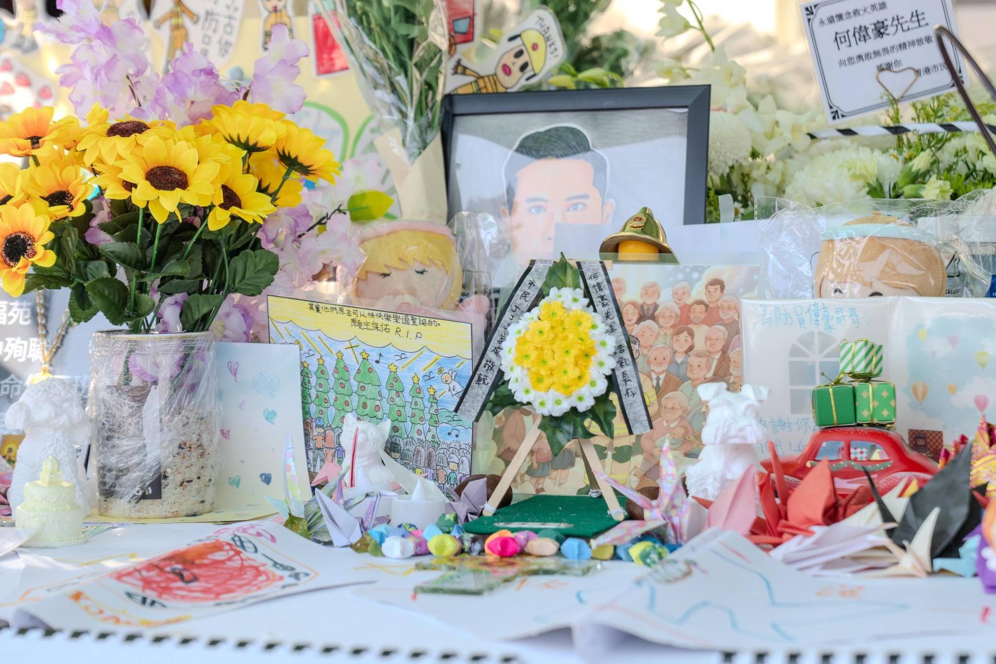 消防處感謝市民向英勇殉職消防員何偉豪致敬。(消防處FB)