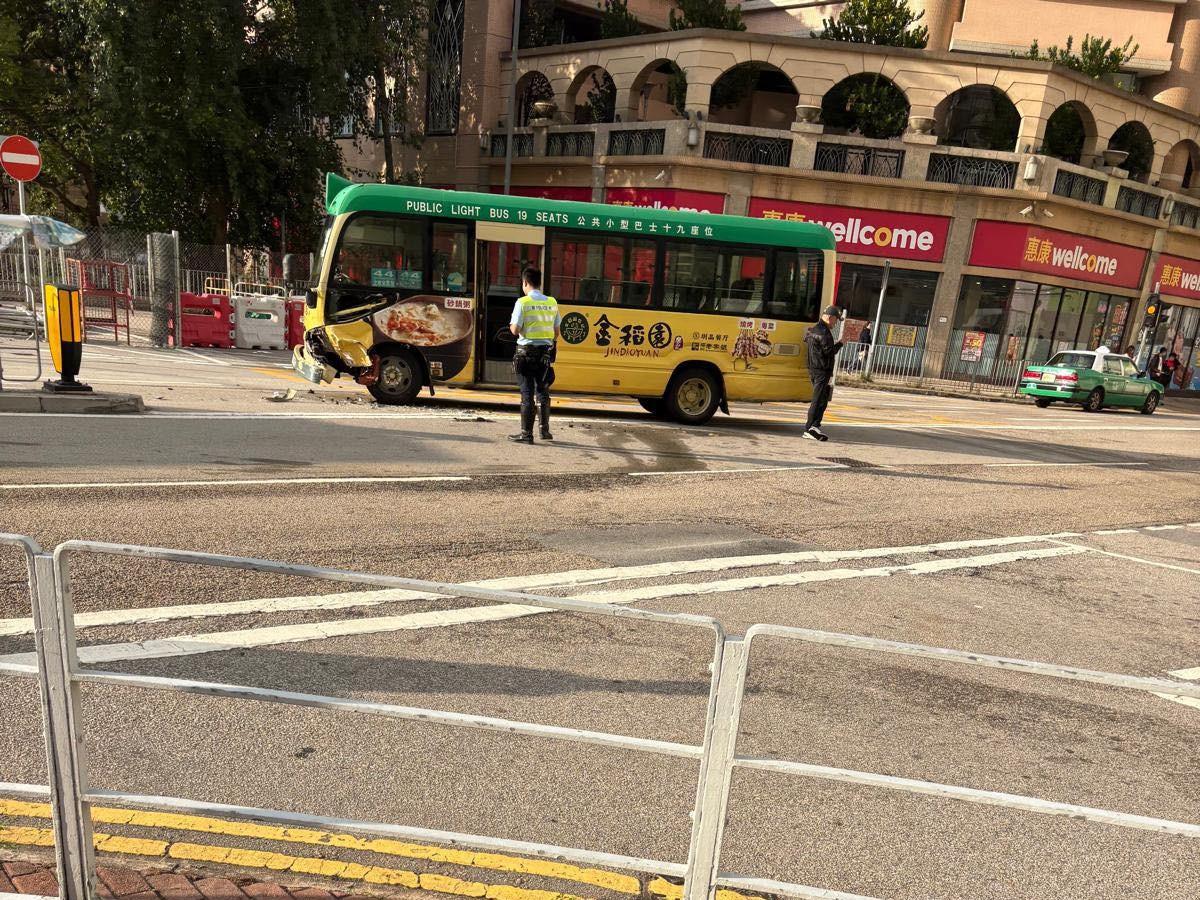 屯門海珠路綠Van私家車相撞，兩人受傷包括8歲男童。(馬路的事 (即時交通資訊台))