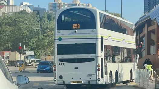 屯門發生涉及校巴的車禍。（fb「屯門公路塞車關注組」圖片）