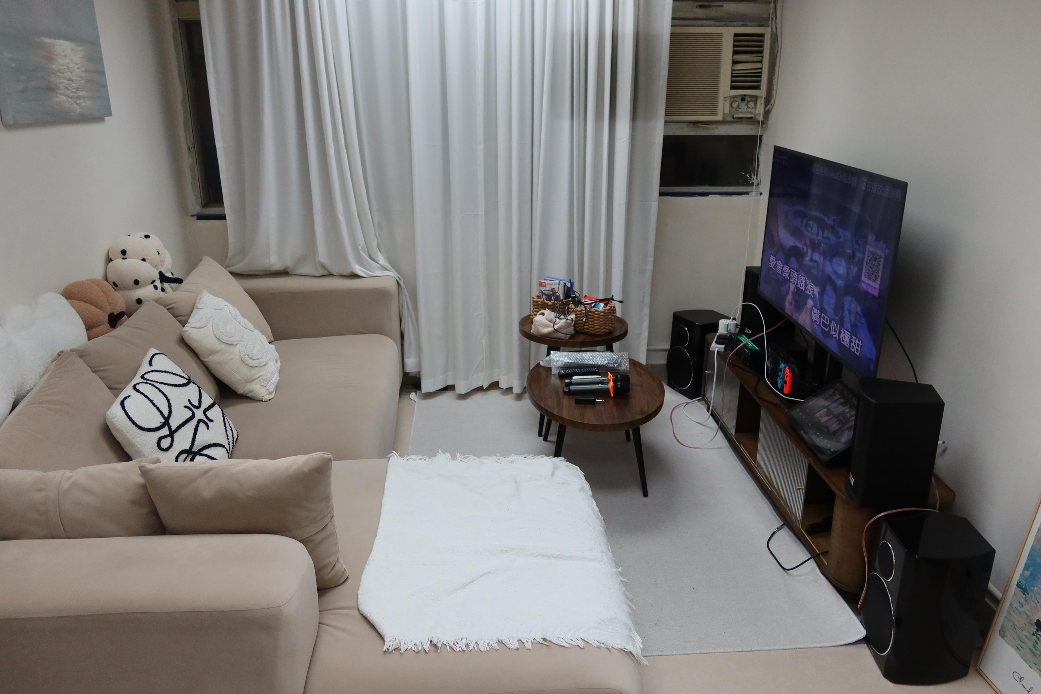 圖示海關人員於觀塘搗破的派對房間。(政府新聞處)