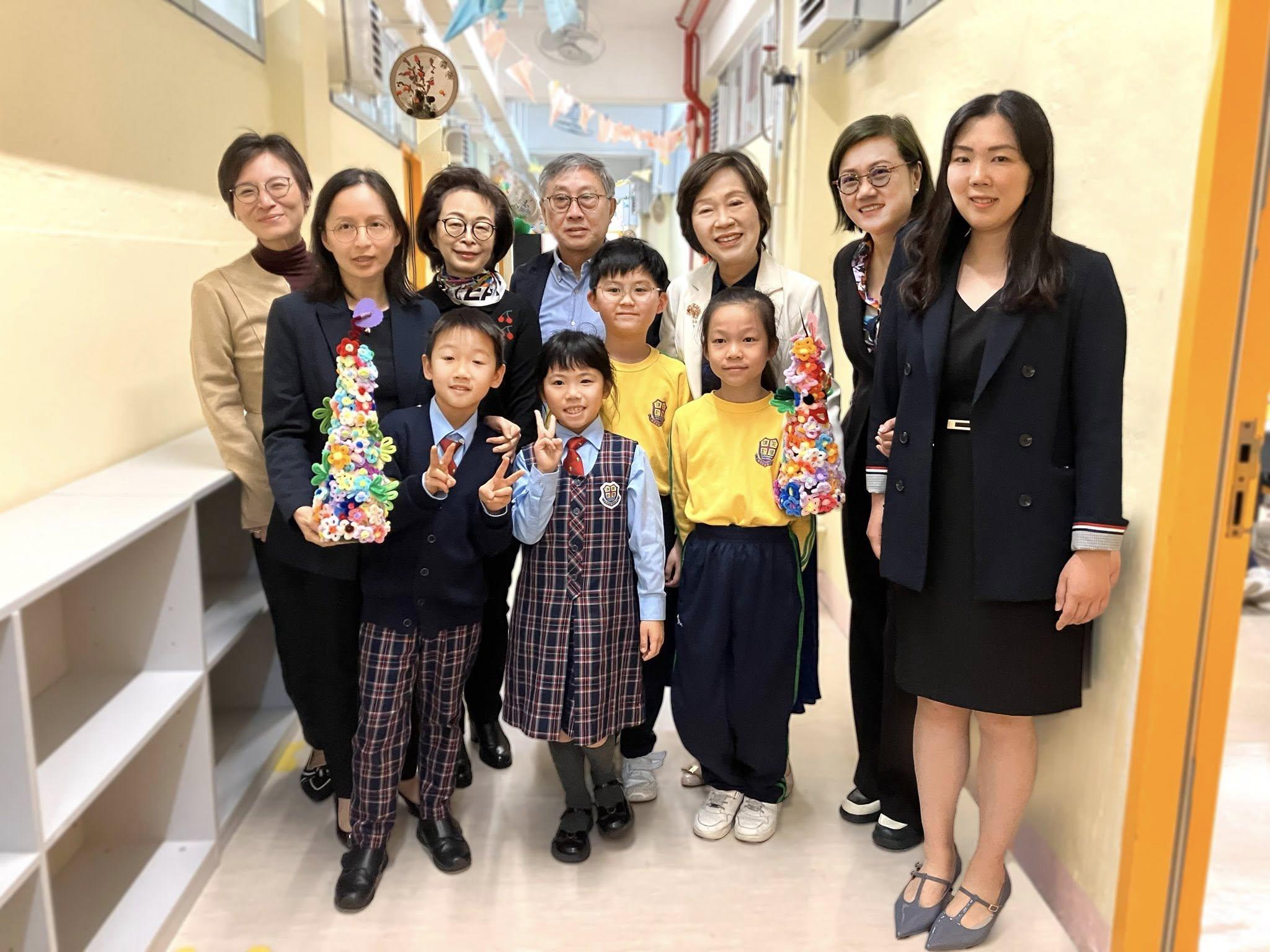 教育局局長蔡若蓮及副局長施俊輝探望大埔浸信會公立學校師生，了解借用校舍情況及與學生交流(大埔浸信會公立學校FB)