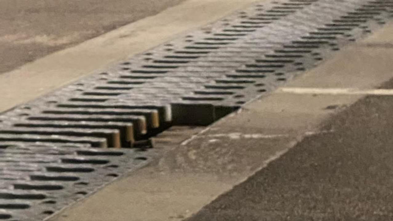 港珠澳大橋路面金屬組件脫落（FB「港車北上問題組」圖片）