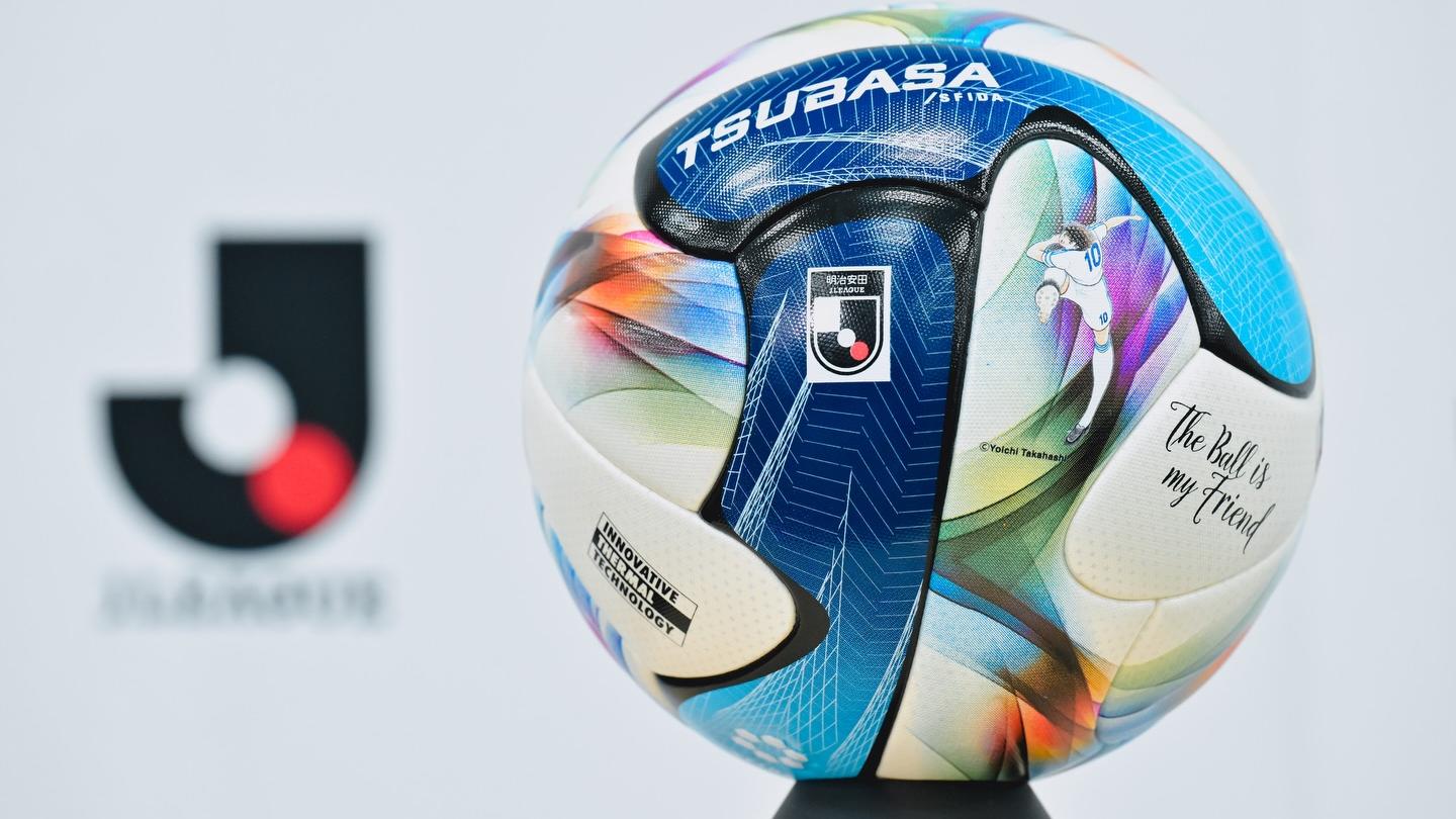 日職聯賽用球印上足球小將。(日職聯fb)