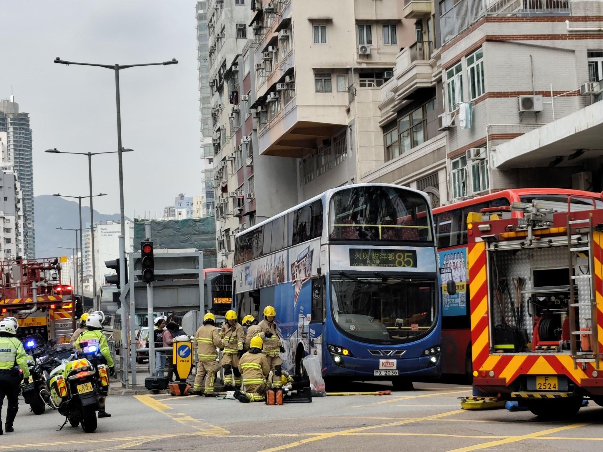 一名女子在土瓜灣馬頭圍道176號近庇利街對開遭一輛85線九巴撞到捲入車底（fb是日快快-巴士即日相/Darren Mak）