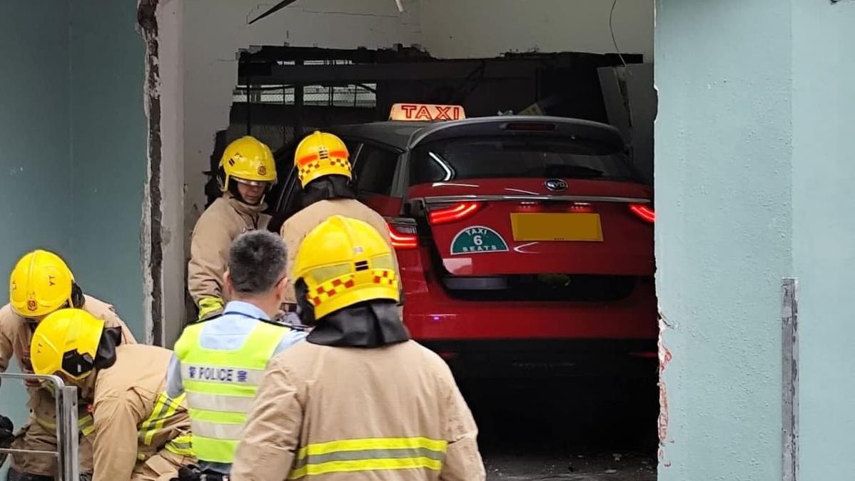 秀茂坪的士撞穿牆闖入學校 六旬女司機受傷