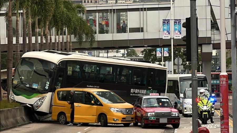 荃灣發生連環串燒車禍。（fb「車cam L（香港群組）」圖片）