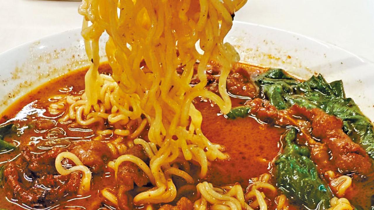 沙嗲牛肉或餐蛋麵