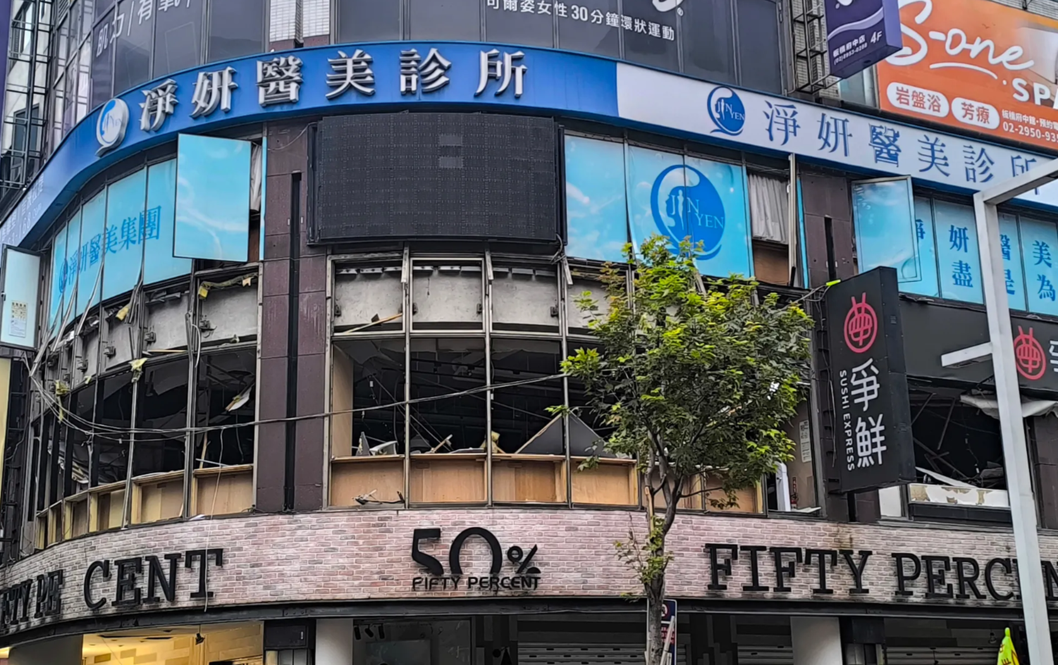 台灣新北市板橋區商業中心，食肆「定食8」及「爭鮮」發生氣體爆炸，導致大樓2樓幾乎整層被炸爛，窗戶全毀(Threads)