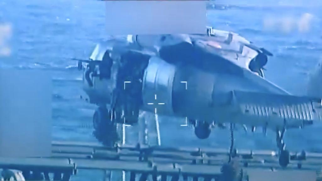 美國司法部長公開行動片段，可見美方人員從直升機游繩而下，降落油輪甲板。(美聯社)