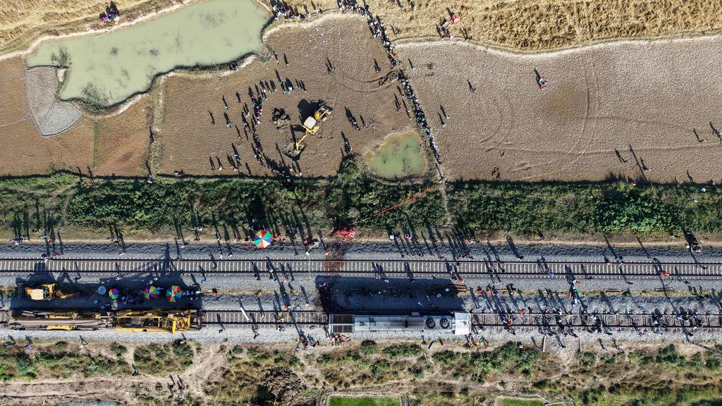 火車撞象群導致車卡出軌，大象7死1傷，當局派出大批人員到場善後。(美聯社)