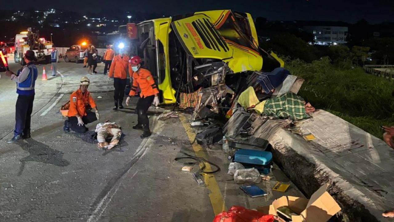 印尼長途巴士失控撞欄 數名乘客拋到半空釀16死。（美聯社）