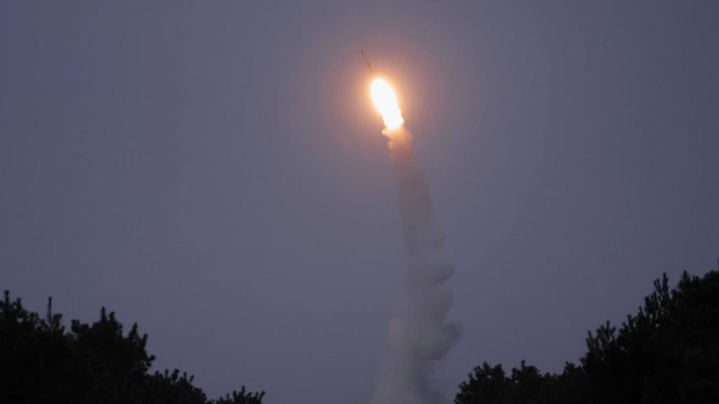 金正恩視身視察試射新型防空飛彈。（美聯社，圖片由北韓政府提供）