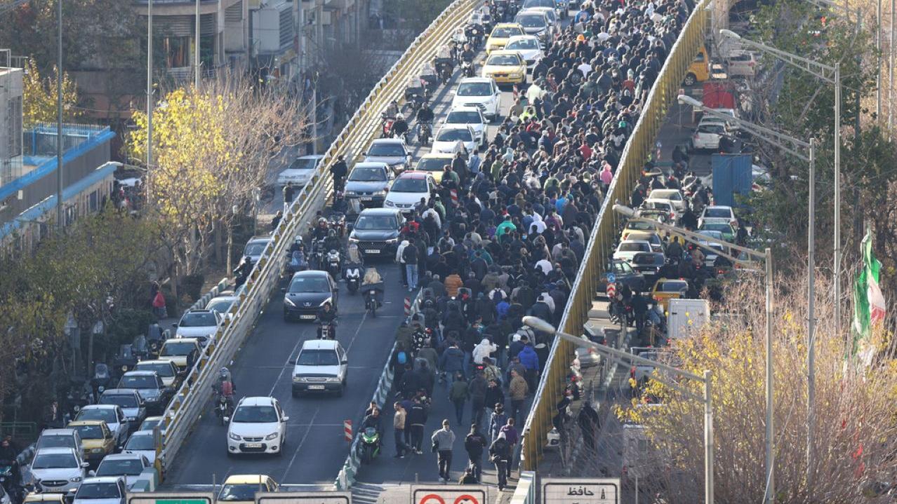 伊朗12月通漲率52.6%經濟惡化民眾上街　德黑蘭衝突當局以催淚彈鎮壓