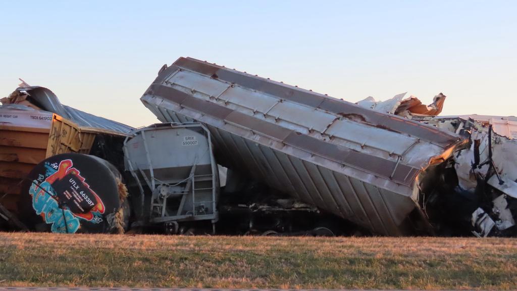 美國肯塔基州火車出軌　有毒物質洩漏引發火災。（美聯社）