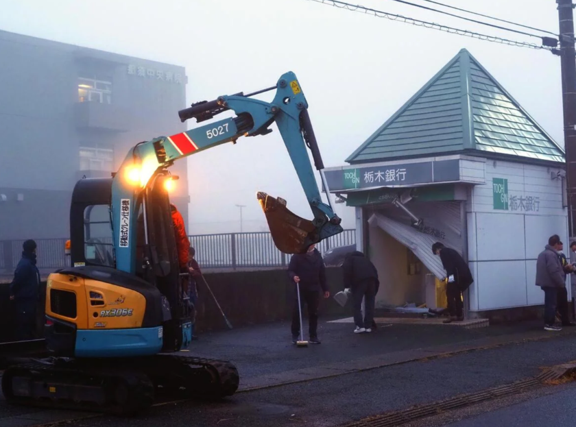 日本櫪木縣有賊人企圖用挖掘機破壞銀行的自動櫃員機，企圖偷走款項，但事敗逃去。(網上圖片)