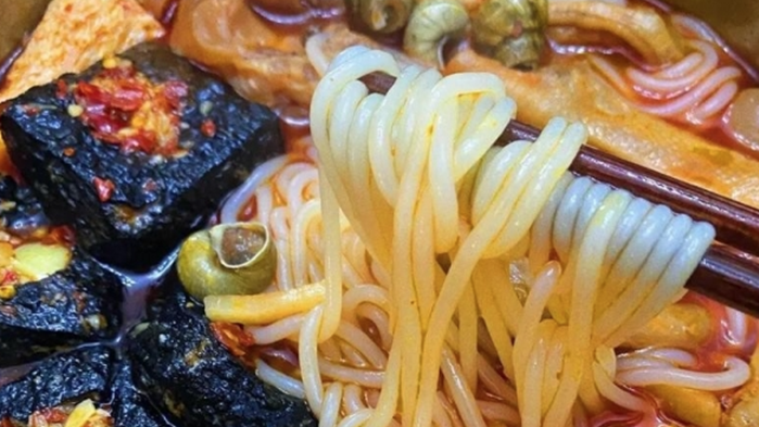 女學生常偷吃外賣 遭同學螺螄粉加糞便反擊 惡人先告狀索償惹公憤