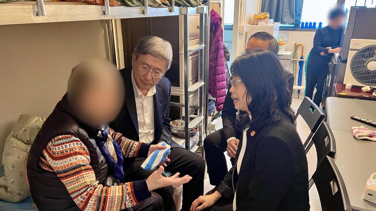 大埔宏福苑五級火｜卓永興探訪災民　稱元朗過渡性房屋提供物資衣物。（卓永興社交網站圖片）