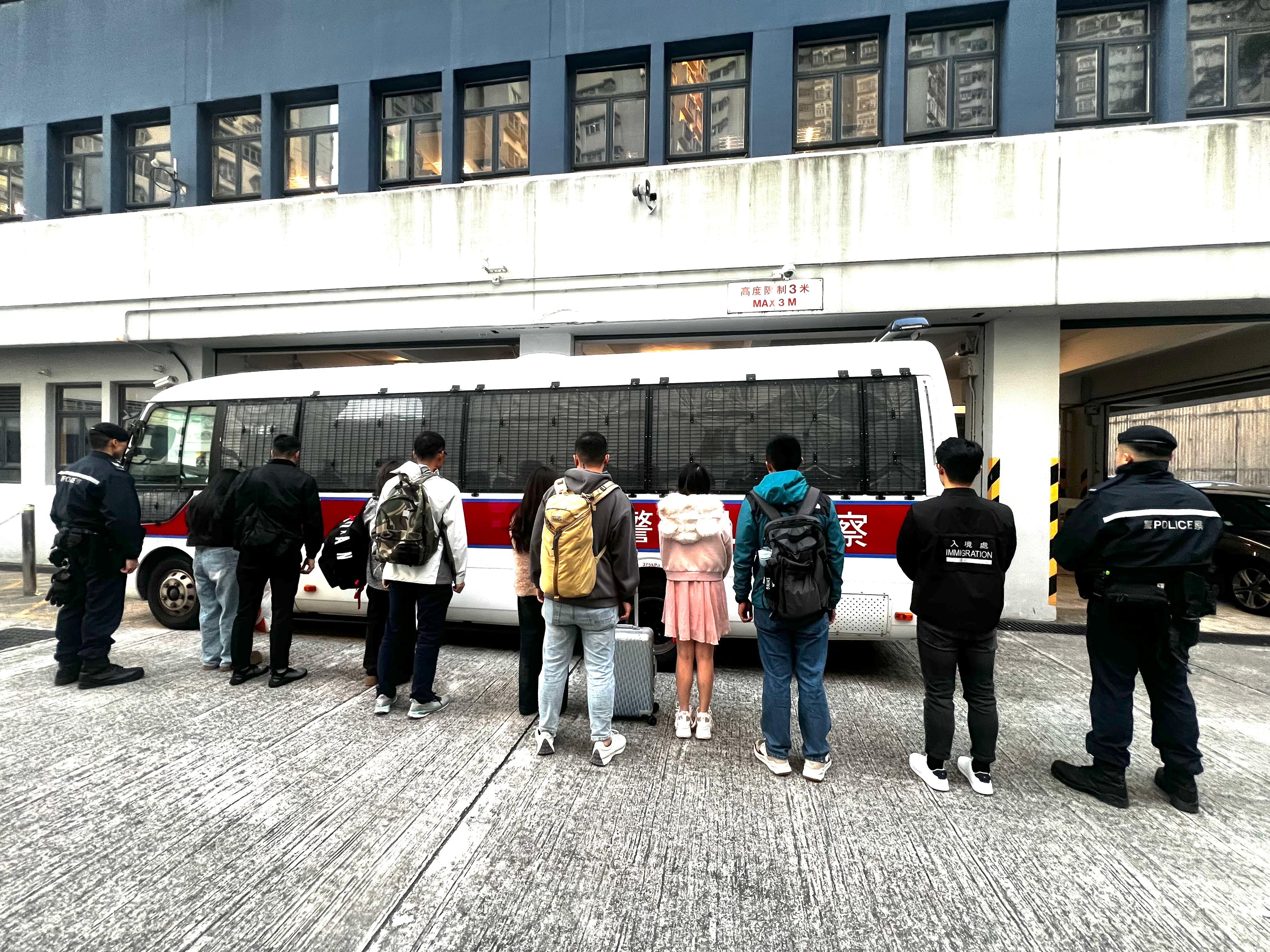 警聯入境處反黑工及掃黃拘19人最老84歲，包括4通緝人士。(警方圖片)