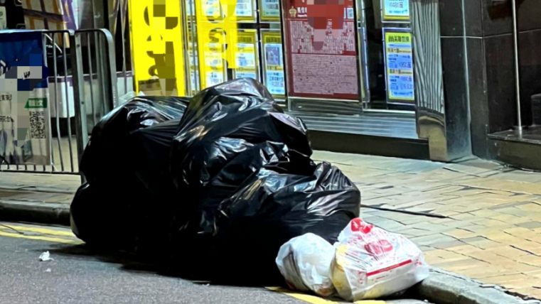 拾平台稱，私樓清潔工處理垃圾袋過程中，因大廈可能未有提供暫存垃圾袋的空間，故會暫時擺放垃圾袋於街道上。圖並非為涉事地區。（拾平台fb圖片）