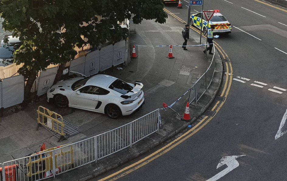 元朗保時捷撞欄剷上行人路 七旬翁捱撞昏迷送院