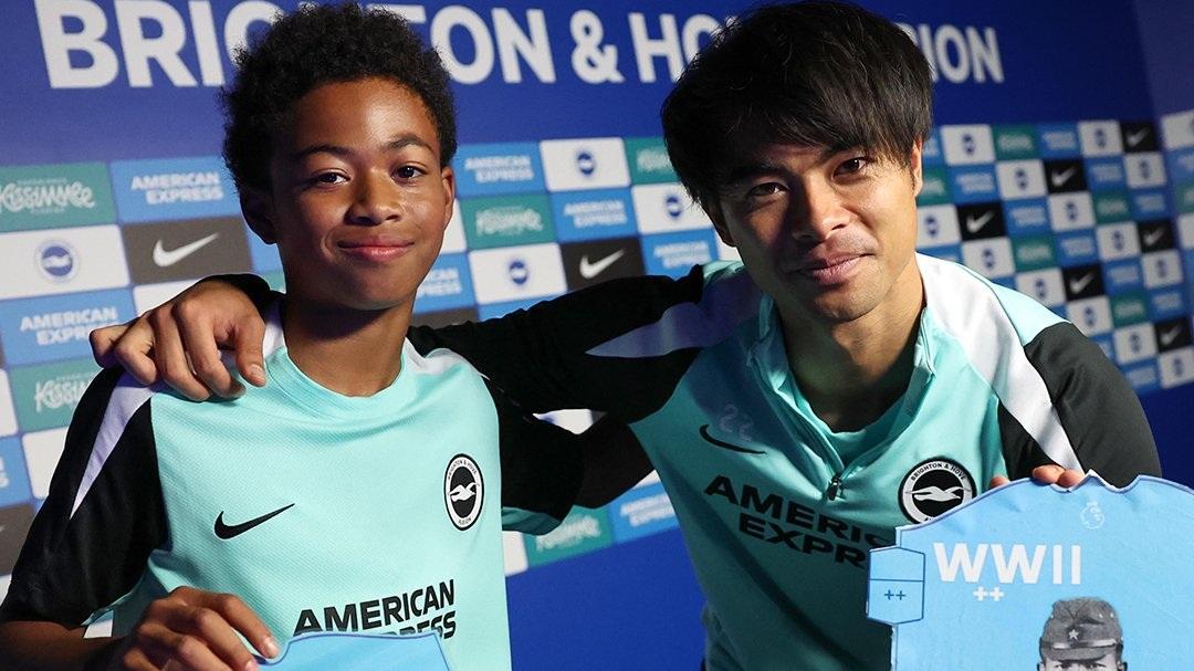 白禮頓貼出三笘薰與青年球員手持二次大戰軍人小野田寛郎照片的相引起爭議。(網上圖片)