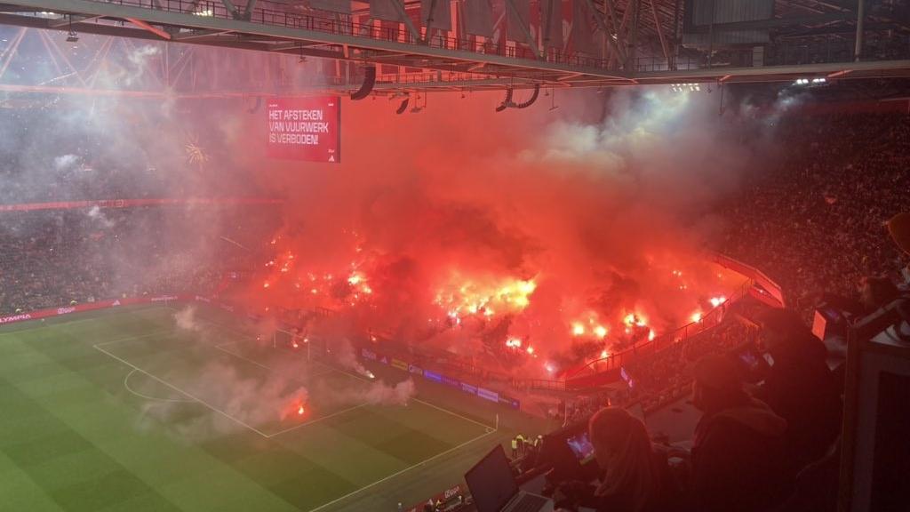 球迷在阿積士主場看台不斷燃灶燒煙火。(網上圖片)